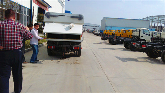 內(nèi)蒙客商正在參觀五十鈴<a href=http://qmmq.net.cn/saoluche/ target=_blank class=infotextkey>掃路車</a>