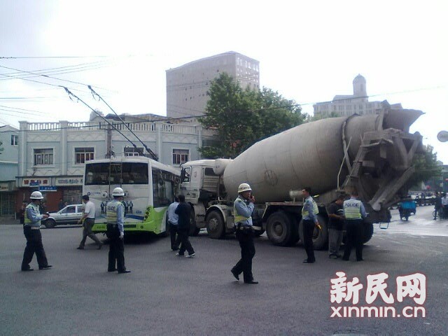 一輛19路電車在新閘路成都北路路口被一輛水泥<a href=http://qmmq.net.cn/jbc/ target=_blank class=infotextkey>攪拌車</a>攔腰撞擊，車毀嚴(yán)重。通訊員 殷佳維 攝