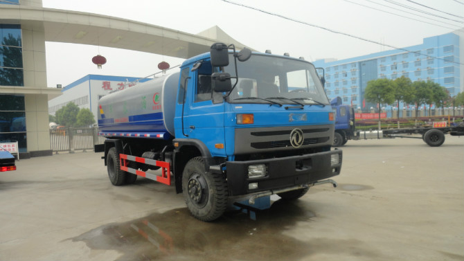 程力廠門(mén) 前的東風(fēng)153<a href=http://qmmq.net.cn/ssc target=_blank class=infotextkey>灑水車</a>
